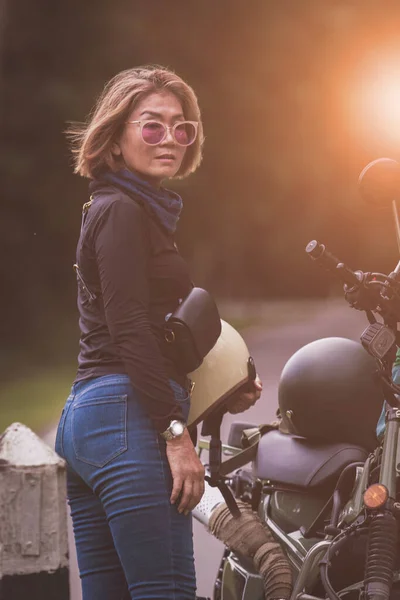 Красивая Женщина Защитным Шлемом Стоит Местной Дороге Рядом Маленьким Мотоциклом Стоковая Картинка