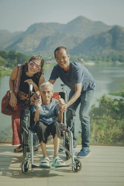Feliz Asiático Família Com Avó Sentado Cadeira Rodas Fotos De Bancos De Imagens