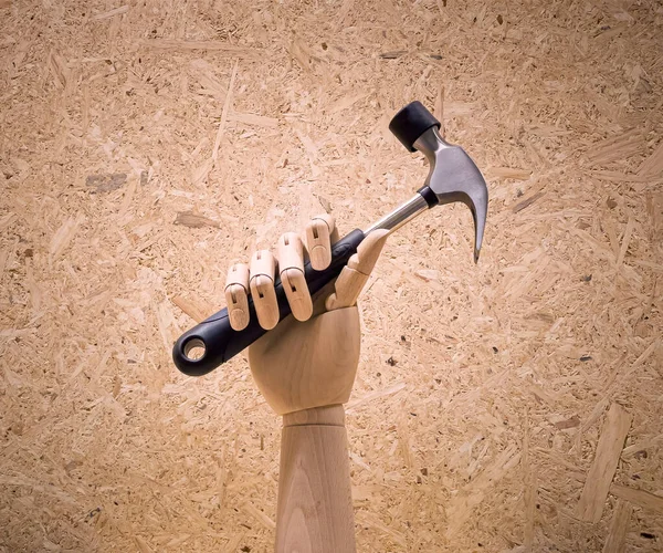 木の背景に鋼のハンマーを保持する木製の手をシミュレート — ストック写真