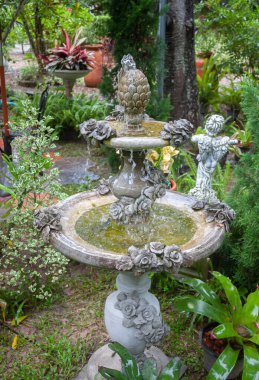 Orta bahçedeki çeşme.