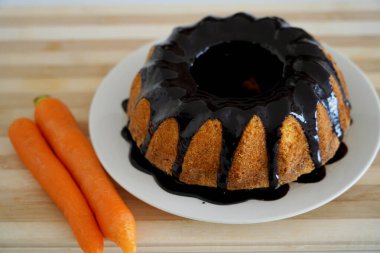 Tahta masa üzerinde çikolata kremalı havuçlu kek. Brezilya pastası..