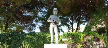 CROTON, İtalya - 5 Eylül 2022: Crotone, Calabria, İtalya 'da Rino Gaetano heykeli