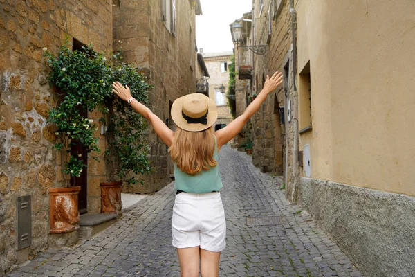 Turizmus Olaszországban Utazó Felemelt Karokkal Történelmi Középkori Város Orvieto Umbria — Stock Fotó