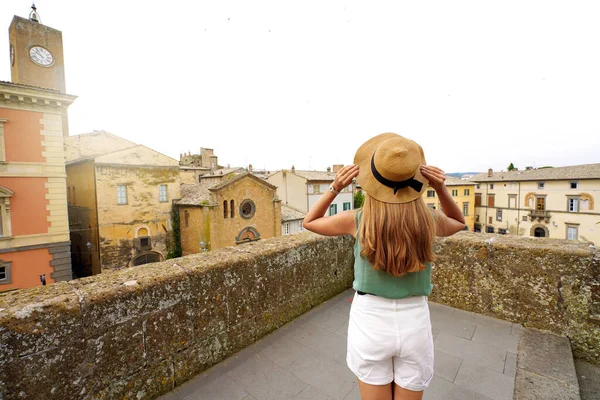 Menina Viajante Desfrutando Paisagem Urbana Orvieto Partir Terraço Palácio Histórico — Fotografia de Stock