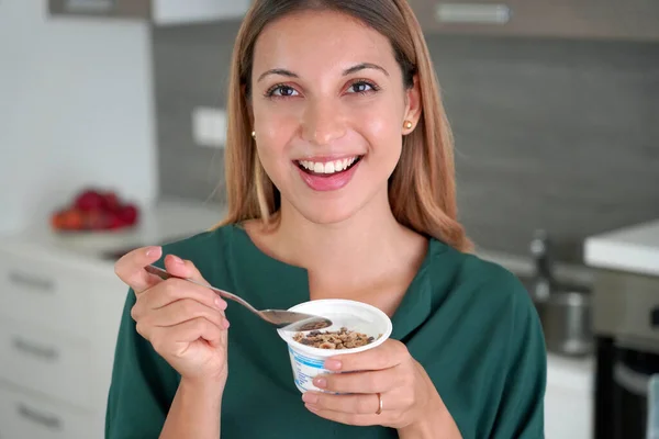 Brazilian Woman Eating White Yogurt Granola Home — Stock Photo, Image