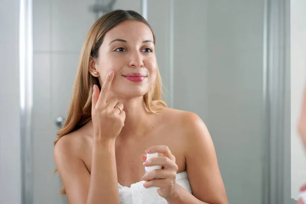 Cuidado Piel Mujer Aplicación Crema Con Retinol Signos Baño — Foto de Stock