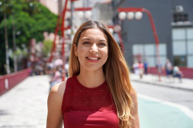 Sao Paulo mahallesinde yürüyen güzel bir kadının yakın çekimi. Liberdade, Brezilya, Güney Amerika