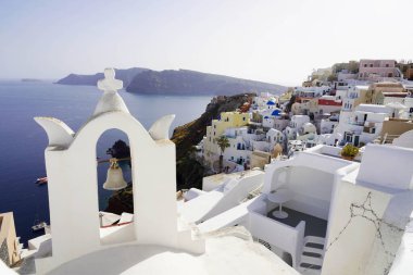 Oia Köyü 'ndeki bir kilisenin çan kulesine yakın, rahat manzaralı, Santorini, Yunanistan