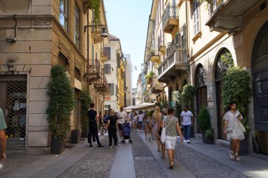 MİLAN, İTALYA - 13 AĞUSTOS 2022: Milano, İtalya 'da Brera Mahallesi' ndeki tipik cadde