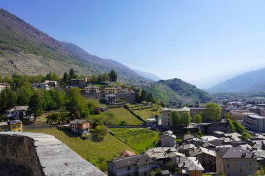 Valtellina Vadisi, Lombardy, İtalya 'daki Sondrio kasabasının panoramik manzarası