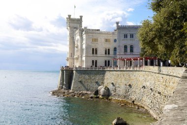 TRIESTE, İTALYA - 24 Nisan 2022: Miramare Castle, Trieste, İtalya