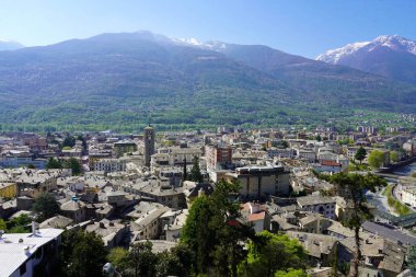 Valtellina Vadisi, Lombardy, İtalya 'daki Sondrio kasabasının hava panoramik manzarası