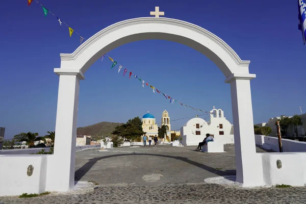 Santorini Grécia Abril 2022 Aldeia Pitoresca Acolhedora Oia Com Igreja — Fotografia de Stock
