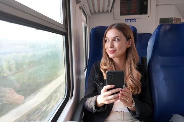 Hermosa Mujer Viajando Con Tren Celebración Teléfono Inteligente Sentado Relajado — Foto de Stock