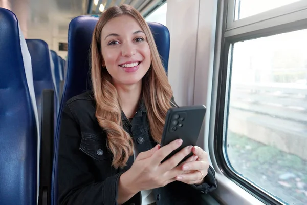 Joven Mujer Negocios Usando Transporte Público Sentada Con Teléfono Tren — Foto de Stock