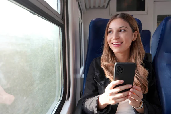 Retrato Mujer Joven Satisfecha Viajando Con Transporte Público Sosteniendo Teléfono — Foto de Stock