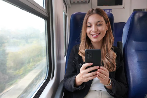 Mujer Negocios Sonriente Usando Transporte Público Sentada Con Teléfono Celular — Foto de Stock