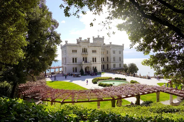 Trieste Itália Abril 2022 Previsão Com Castelo Miramare Trieste Itália — Fotografia de Stock