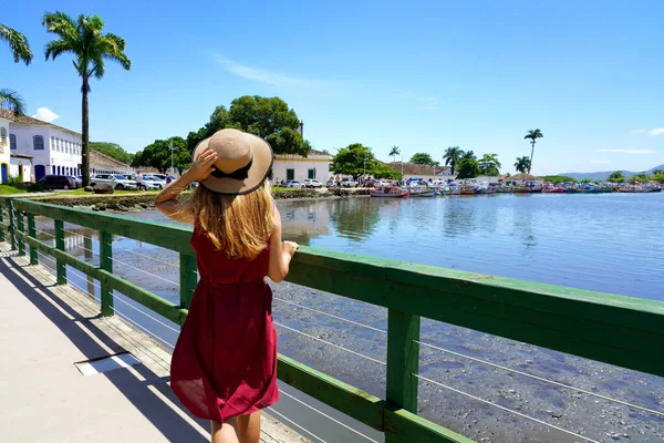 Tropical Destination Happy Woman Hat Walking Relaxed Bridge Looking Away — 스톡 사진