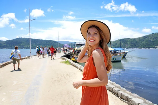 Attractive Tourist Woman Pier Turns Looking Away Smiling Ready Boat — 스톡 사진