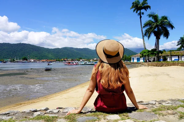 Tourist Woman Relax Peaceful Sitting Wall Tropical Destination — 스톡 사진