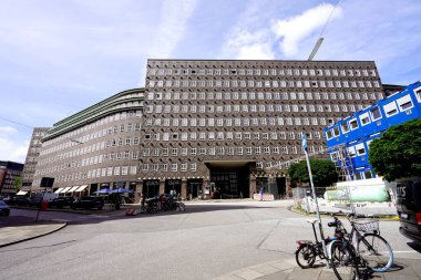 HAMBURG, Almanya - 6 Temmuz 2022: Hamburg, Almanya 'daki Sprinkenhof ofis binası. Kontorhaus Bölgesi 'nde yer almaktadır. 2015 yılında UNESCO 'nun Dünya Mirası Alanı olarak yazılmıştı..
