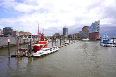 HAMBURG, Almanya - 6 Temmuz 2022: Hamburg, Almanya 'da gemiler