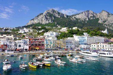 CAPRI, İtalya - 2 Mayıs 2022: Capri Adası Marina Grande limanından harika manzara