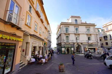 AMALFI, İtalya - 3 Mayıs 2022 Amalfi ana meydanı, Amalfi Sahili, İtalya