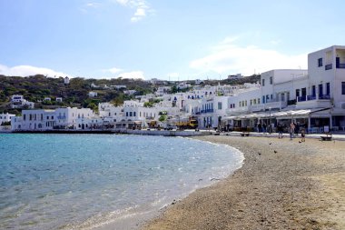 MYKONOS, GREECE - 4 Mayıs 2022: Yunanistan 'ın Mykonos kentinde şehir manzarası ve plajı