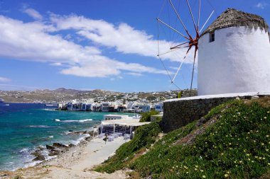Geleneksel yel değirmeni ve deniz manzaralı Mykonos köyü, Yunanistan Mykonos Adası