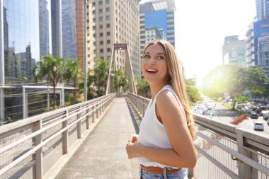 Şaşırmış bir kız Sao Paulo Metropolis, Brezilya 'ya bakıyor.