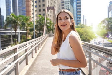 Brezilya, Sao Paulo 'da gülümseyen güzel bir kızın portresi.