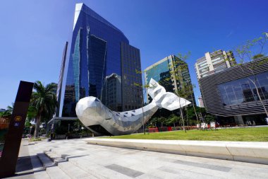 SAO PAULO, BRAZIL - 27 HAZİRAN 2023: Sao Paulo 'daki finans bölgesinin geniş açısı. Brezilya, Sao Paulo 'da Metalik Balina ile Faria Lima Bulvarı.