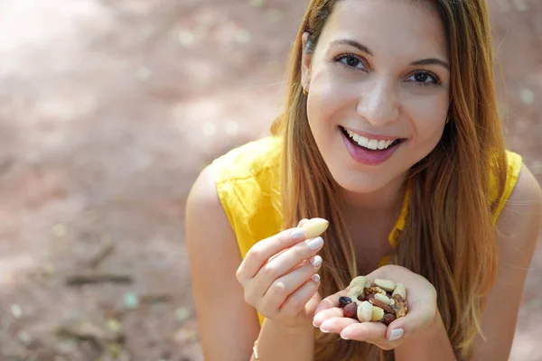 Menina Sorrindo Saudável Comendo Uma Mistura Frutos Secos Sementes Nozes — Fotografia de Stock