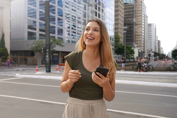 Молодая Женщина Смотрит Сторону Держа Телефон Метрополис Авеню — стоковое фото