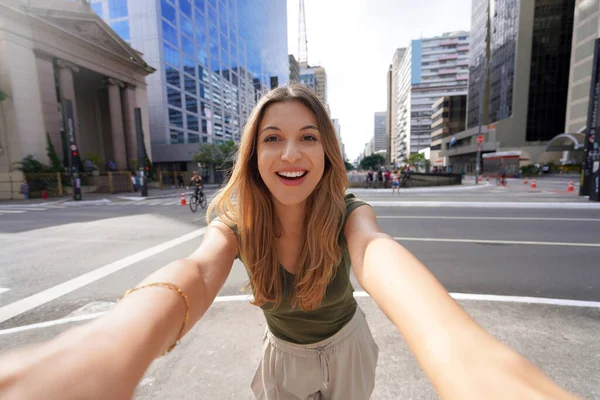 Piękny Uśmiech Dziewczyna Bierze Autoportret Paulista Avenue Sao Paulo Brazylia — Zdjęcie stockowe
