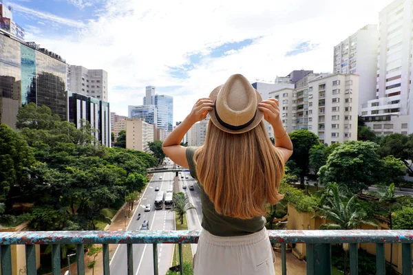Turizmus Sao Paulóban Vissza Kilátás Gyönyörű Utazó Lány Tartja Kalap — Stock Fotó
