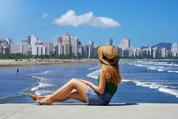 Krásná Mladá Žena Držení Sedí Zemi Metropoli Panorama Vlnící Oceán — Stock fotografie