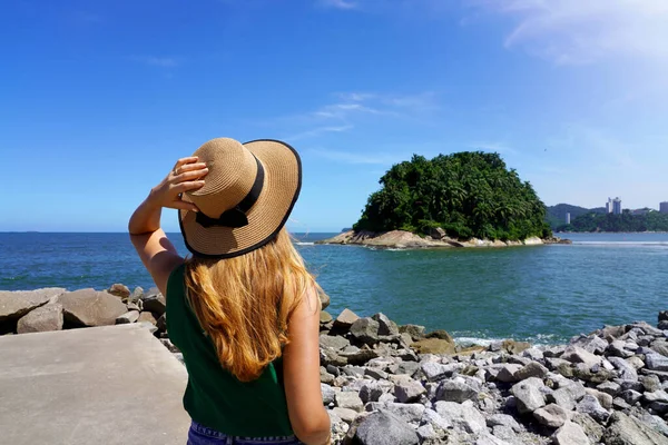 สาวน องเท ยวมองหาเกาะ Urubuquecaba คนอาศ ยอย ใกล ชายฝ งซานโตส Baixada — ภาพถ่ายสต็อก
