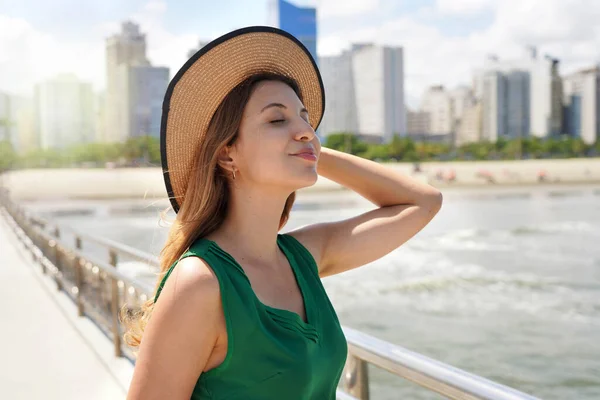 Chica Moda Respirando Relajada Disfrutando Del Viento Cara Con Rascacielos — Foto de Stock
