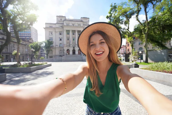Turystyka Santos Brazylii Szczęśliwy Wesoły Podróżnik Dziewczyna Bierze Autoportret Placu — Zdjęcie stockowe