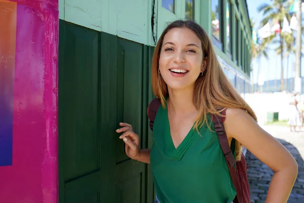 Retrato Chica Viajera Sonriente Con Mochila Posando Mirando Cámara — Foto de Stock