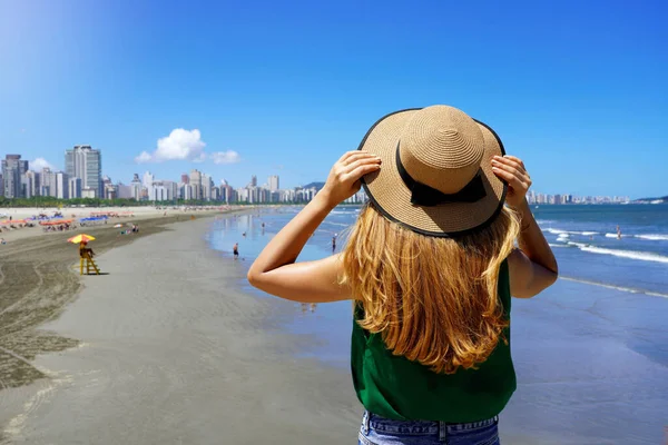 在海滩上戴着帽子准备放暑假的漂亮女人的背影 — 图库照片