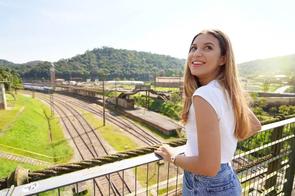 Krásná Turistická Dívka Návštěvě Historické Opuštěné Vesnice Paranapiacaba Sao Paulo — Stock fotografie