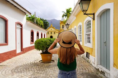Sao Sebastiao, Brezilya 'da turizm. Brezilya 'nın Sao Paulo kıyısındaki sömürge şehri Sao Sebastiao' yu ziyaret eden güzel moda kızının arka manzarası..
