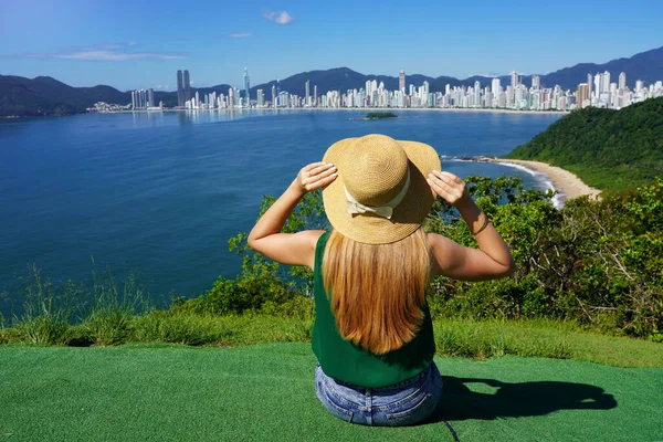 Semester Brasilien Resenär Flicka Sitter Utsiktspunkten Njuter Balneario Camboriu Skyline — Stockfoto