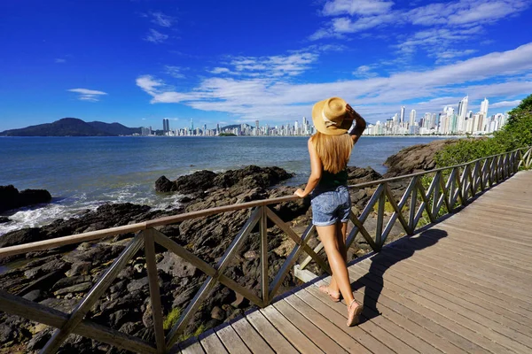 Vakantie Balneario Camboriu Brazilië Achter Uitzicht Mooie Stijlvolle Meisje Genieten — Stockfoto