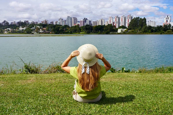 มมองด านหล งของผ หมวกน งบนหญ าในสวน Barigui Curitiba บราซ — ภาพถ่ายสต็อก