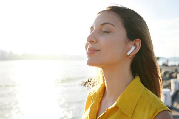 Młoda Kobieta Oddycha Świeżym Powietrzem Zamkniętymi Oczami Słuchając Relaksującej Muzyki — Zdjęcie stockowe
